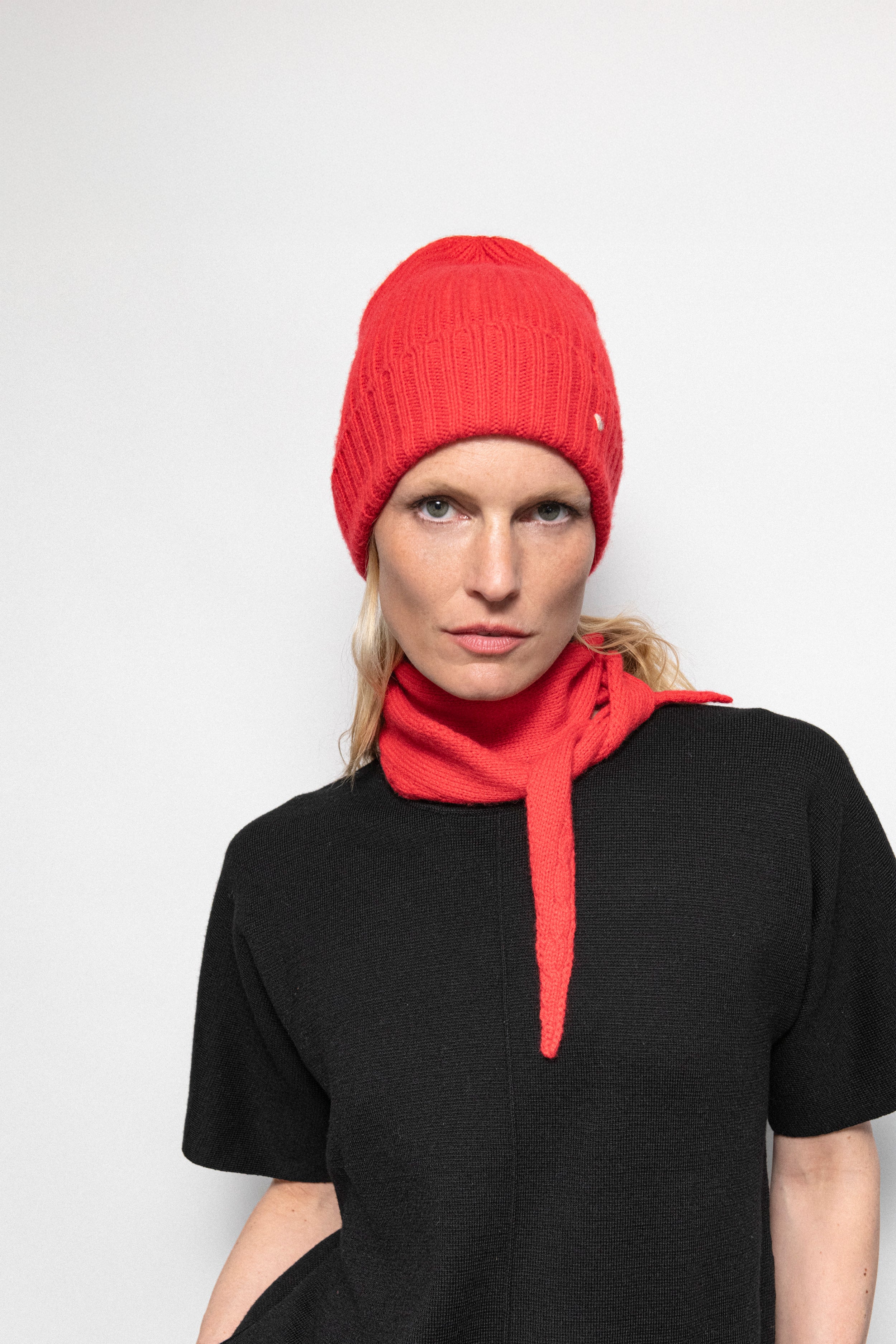 The Rib Beanie – Scarlet