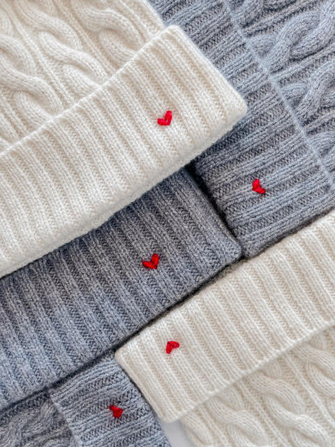 The Kids Cable Beanie – Milk & A Touch of Red