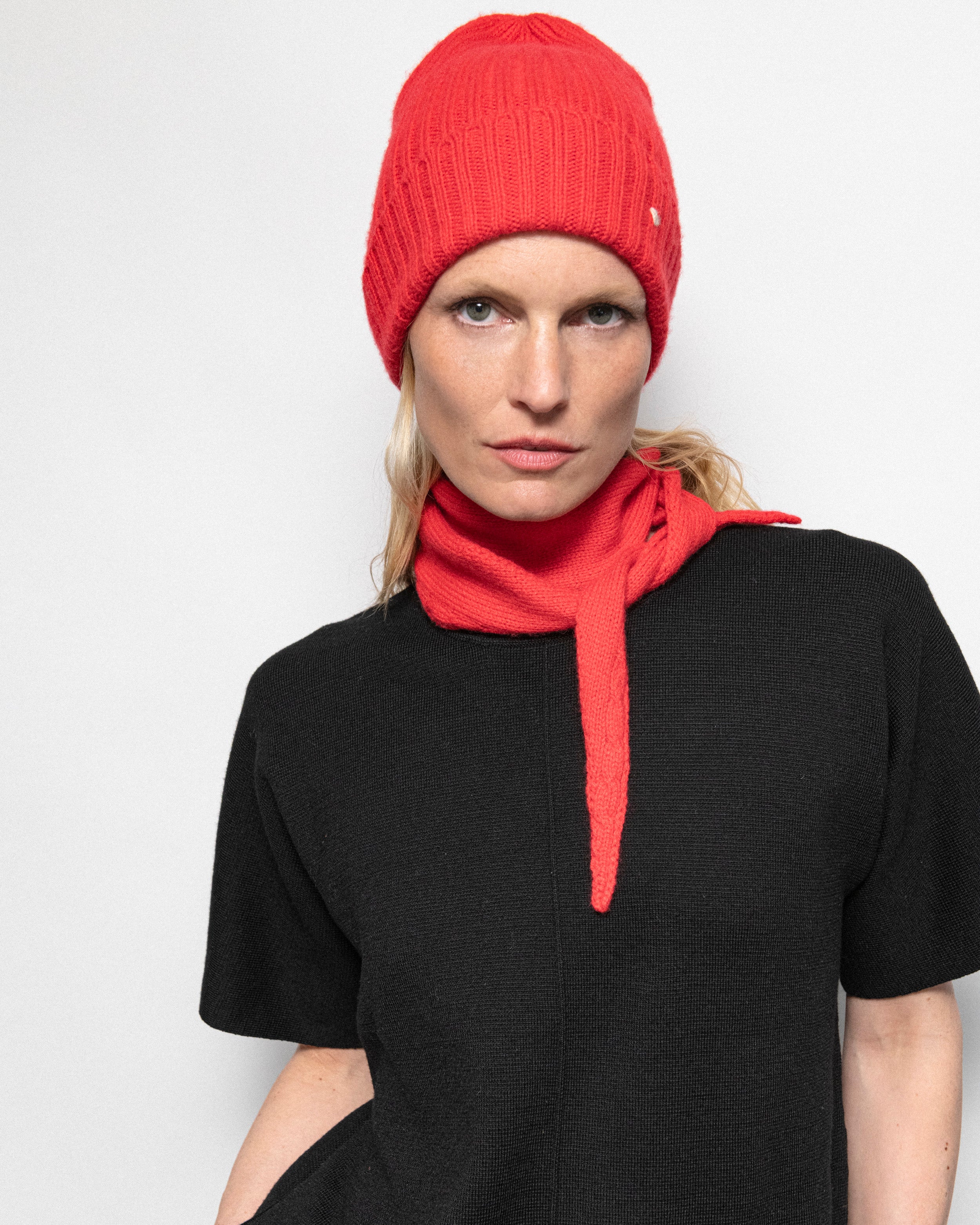 The Rib Beanie – Scarlet