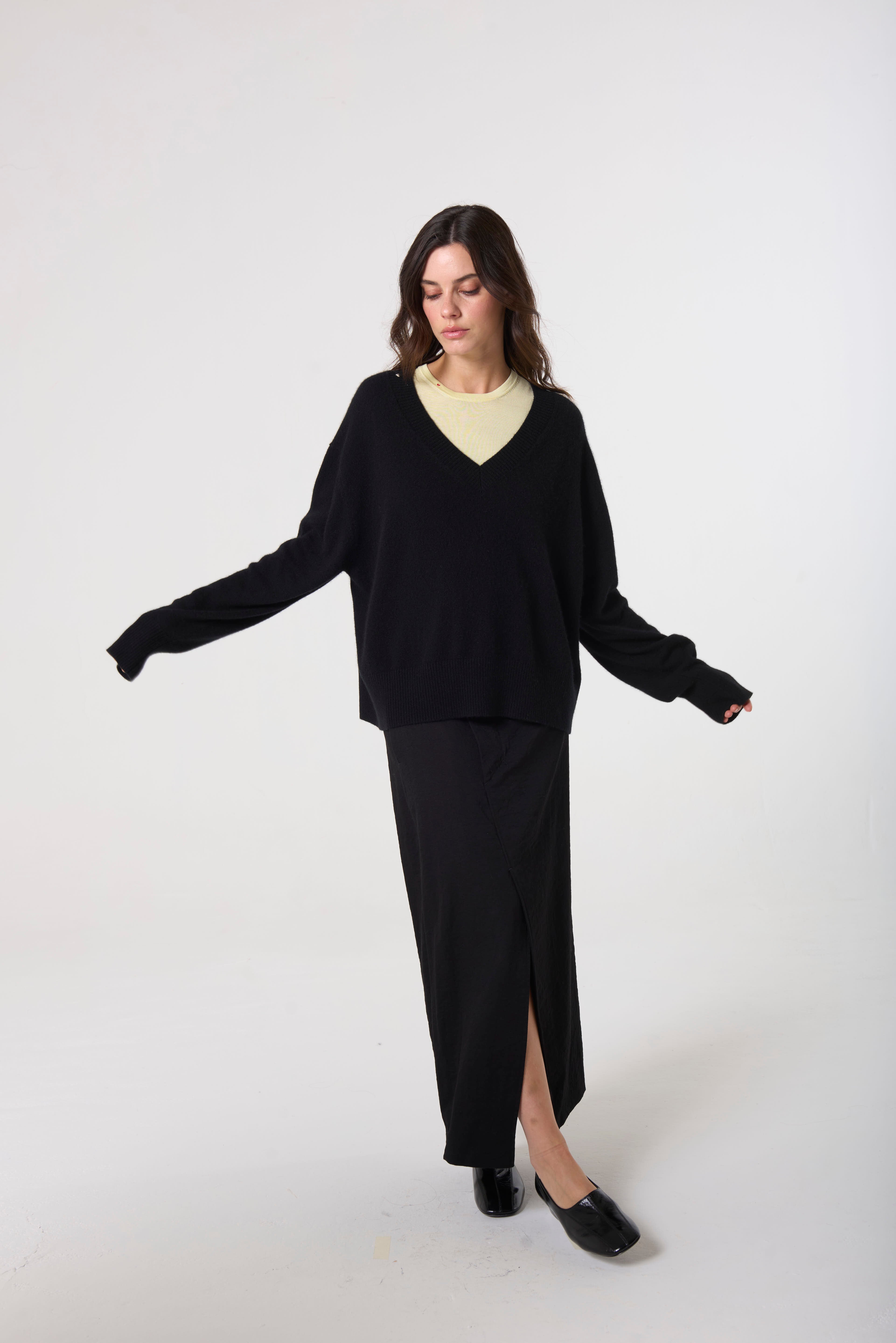 Allie V-Neck in Cashmere - Black