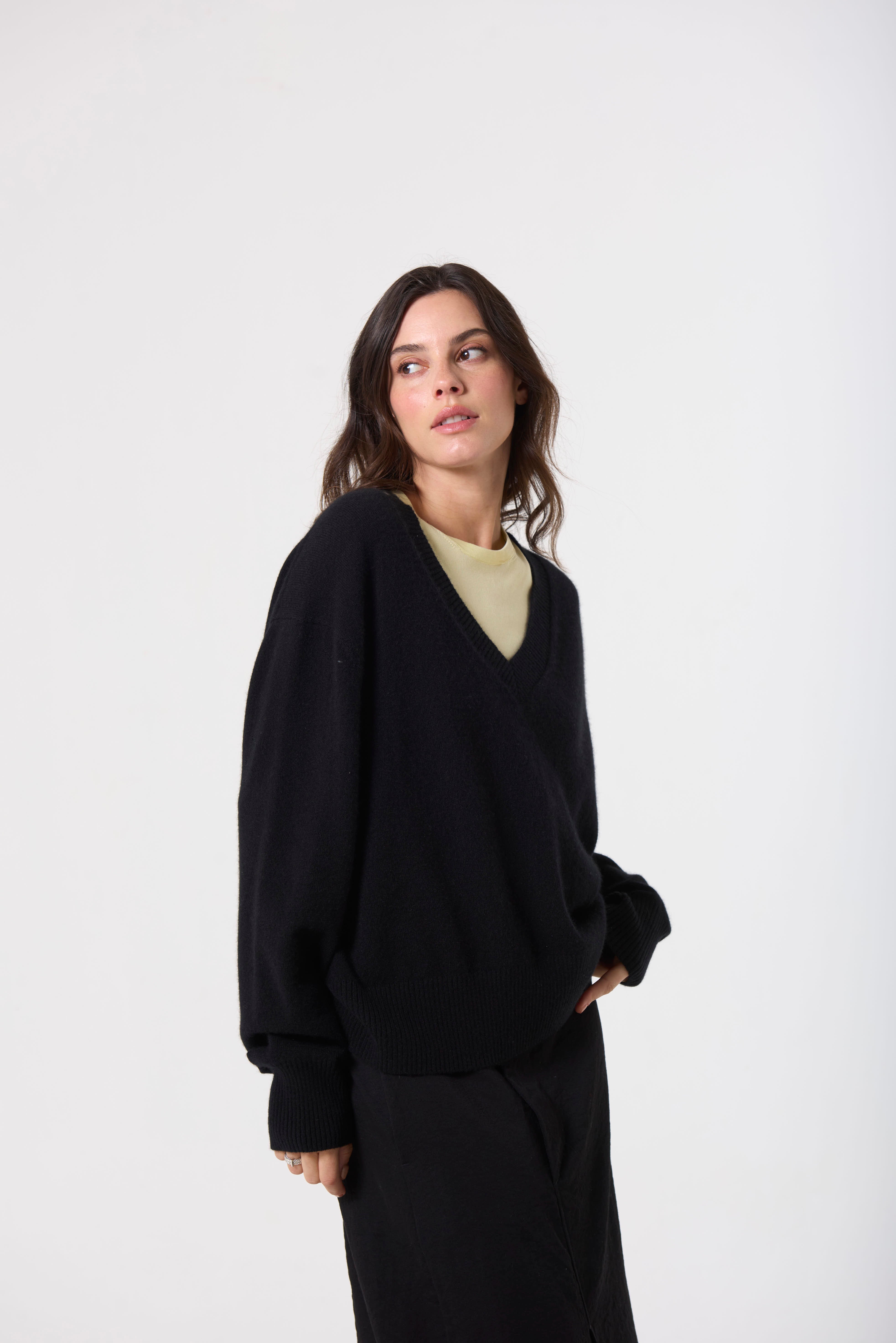 Allie V-Neck in Cashmere - Black